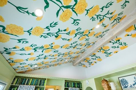 Yellow flowers wallpaper on ceiling